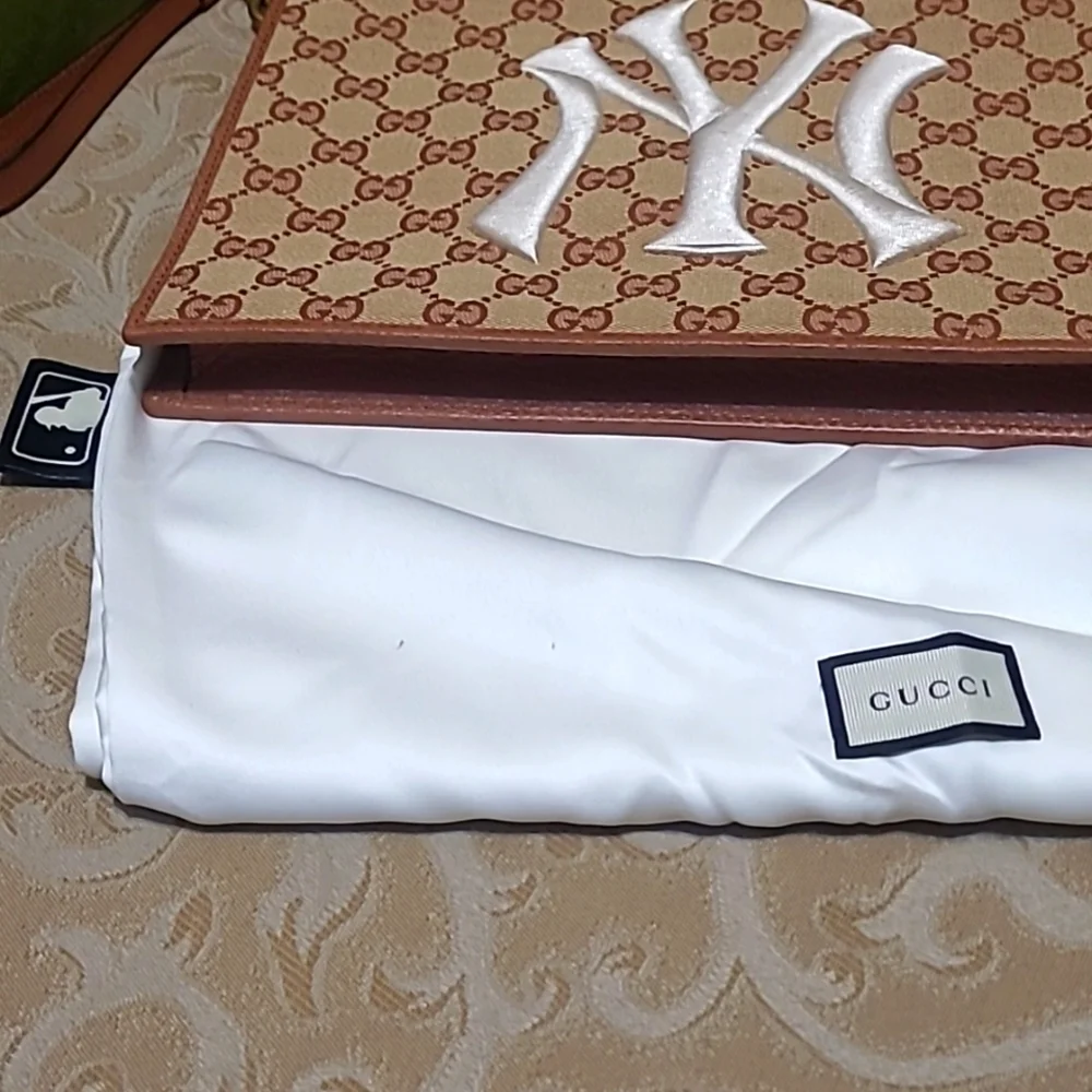 Gucci x MLB GG Conves NY Yankees Zip Clutch Authentic - Picture 6 of 7